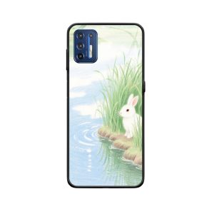 Moto G9 Plus Hülle und der ruhige weiße Hase am Flussufer