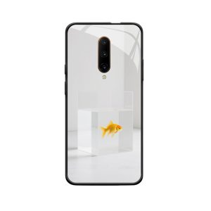 Minimalistischer Raum mit Goldfisch und OnePlus 7T Pro Hülle