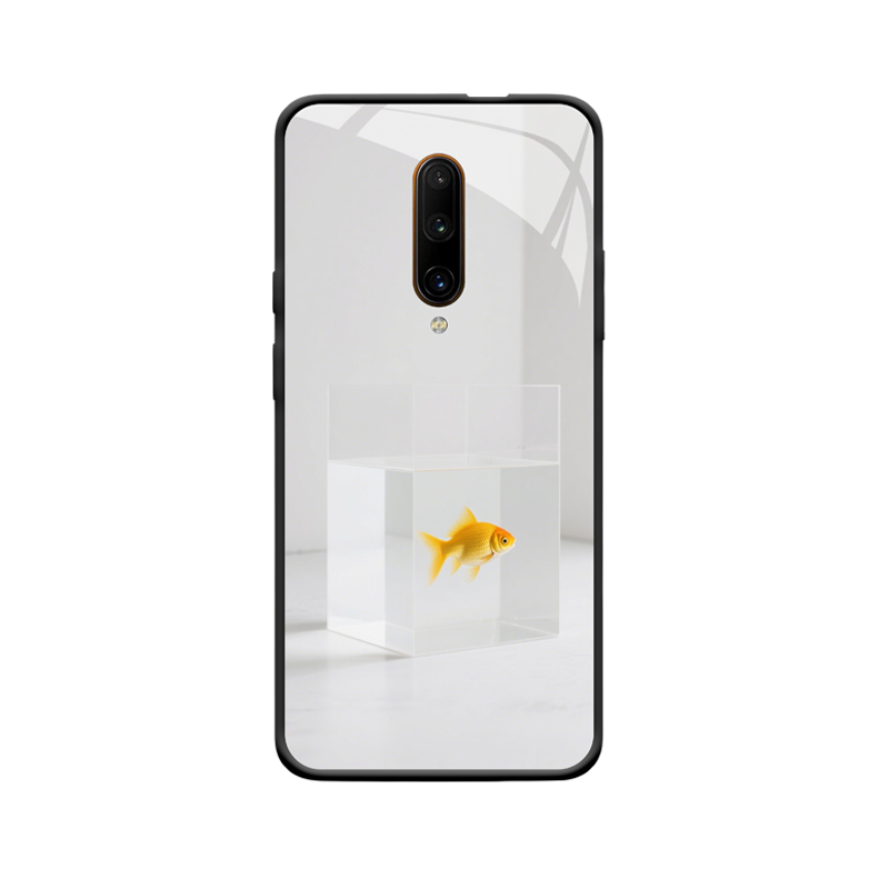 Minimalistischer Raum mit Goldfisch und OnePlus 7T Pro Hülle