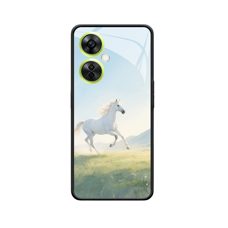 Das freie weiße Pferd und der Ritt über die Weide mit der OnePlus Nord CE 3 Lite 5G Hülle