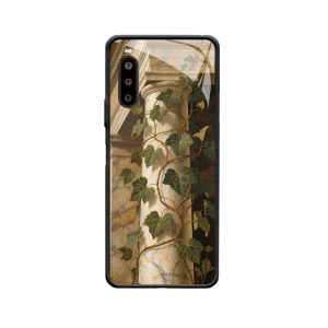 Die natürliche Eleganz der Efeu und Sony Xperia 10 II an Marmorsäulen
